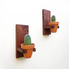 Rustic Wall Hanging Planters Set Clay Pots Wall Mounted Etsy Em 2021 Projetos De Madeira Faca Voce Mesmo Decoracao Da Casa Artesanal Jardinagem E Decoracao