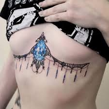 Si estás buscando un diseño de tatuaje pero no logras decidirte por ninguno, aquí te compartimos algunas ideas que se ven increíbles para tatuar debajo de los senos o en su costado. Pin Auf Under Boobs Tattoo