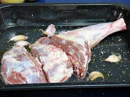 Aquí tienes cuatro recetas que te enseñan cómo asar cordero al horno de forma fácil y con resultados exquisitos, consejos sobre la preparación de la carne, de los condimentos, del horno, su temperaturas, el tiempo de cocción, etc. Paletilla De Cordero Al Horno Con Patatas Mis Cosillas De Cocina