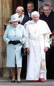 What Is In The Royal Handbag Pope Benedict Xvi Pope Benedict Queen Elizabeth Ii