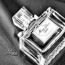 و أغار عليك من عابر يشم رائحه عطرك و يغرم بك صباحكم ورد عطر اكسسوارات مجوهرات دبل makeupartist bridalmakeup perfum oud perfume flower art perfume