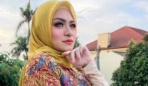 Rumah tangga komedian sule dan nathalie holscher kembali terusik. Video Syur Dengan Manajer Viral Nathalie Holscher Santai