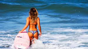 The shallows stars blake lively (gossip girl) as a lone surfer stranded at sea after surviving a vicious shark attack. Canarian Sea Haiangriff Auf Surferin The Shallows