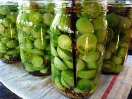 4 Ways To Pickled Green Tomatoes Garden Betty Recipe Pickled Green Tomatoes Green Tomato Recipes Green Cherry Tomatoes Recipe