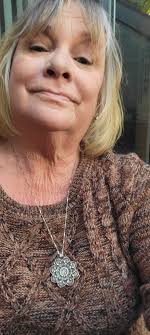 Introduction of a retired woman from Alabama sharing her hobbies and  interests