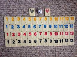 El primer jugador que coloque todas sus fichas en la mesa haciendo combinaciones ganará la partida. Como Jugar Rummy O Deblogsyjuegos