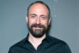 Binbir gece) es una serie de televisión turca de 2006, producida por tmc film y transmitida originalmente por kanal d.está basada en el libro las mil y una noches, sobre la historia de shahriar y scheherezade.fue protagonizada por halit ergenç, bergüzar korel, tardu flordun y ceyda düvenci Que Dijo Halit Ergenc Sobre El Cuarteto Dedicado A Onur Su Personajes En Las Mil Y Una Noches La Nacion