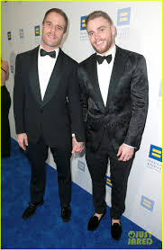 Doch jetzt kann er sich selbst nicht länger verleugnen: Full Sized Photo Of Tommy Dorfman Peter Zurkuhlen Share A Kiss At Human Rights Gala 01 Tommy Dorfman Husband Peter Zurkuhlen Share A Kiss At Human Rights Gala Just Jared Jr