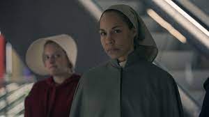 Dans une société dystopique et totalitaire au très bas taux de natalité, les femmes sont divisées en trois catégories : The Handmaid S Tale Saison 3 Le Dernier Episode Est Le Plus Beau Que J Aie Jamais Tourne News Series A La Tv Allocine