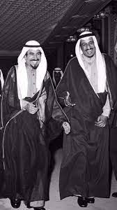 الشيخ جابر الاحمد الصباح والامير سلمان بن عبد العزيز 1974 saudi arabia culture cute friend pictures saudi men