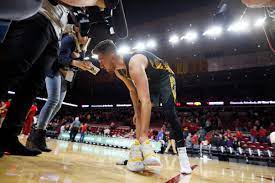 Latest on iowa hawkeyes guard jordan bohannon including news, stats, videos, highlights and more on espn. Jordan Bohannon Signs Iowa Basketball Shoes Leaves Them On Hilton Coliseum Floor After Beating Iowa State