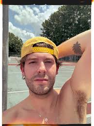 Huddle house lady told me I was real famous and she loves my music so 🖖  yes love her. Have a nice little Countrystar day  http://strm.to/ActIICOUNTRYSTAR