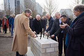Main, germany, district court of charlottenburg (berlin) hra 492 b: Grundsteinlegung Buroneubau Dekabank