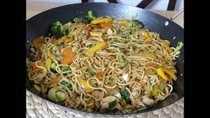 Durch den abgerundeten boden sammelt sich die wärme optimal an einem punkt und kann sich über den boden in die wände verteilen. Chinesische Nudeln Wok Pfanne Asia Food Youtube