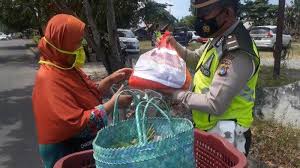 Dalam satu mangkuk bubur biasanya terdapat aneka macam isian yang umum ditemui seperti suwiran ayam, kacang, daun seledri, daun bawang, cakwe, dan kerupuk. 0wzbrafd51zz1m