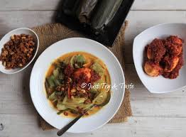 Bukan hanya itu saja, makanan ini juga menggunakan banyak rempah dalam proses pengolahannya. Resep Lontong Sayur Dengan Telur Balado Just Try Taste