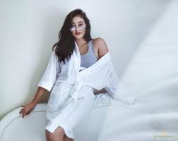 Masa kecil dan orang tua ranty maria? 10 Potret Ranty Maria Mandi Di Curug Bahagia Banget