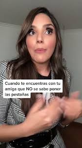 MENCIONA a tu amiga que NO se sabe poner la pestañas pero INSISTE en  ponérselas 😂 #comedia #colombia #humor #latina #parati #paratipage