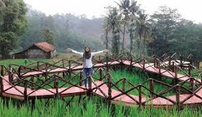 Masih tentang tempat wisata nih , adalagi tempat yang wajib dikunjungi kalau kalian berwisata ke loji. Jembatan Cinta Karawang Yang Sejuk Dan Asri
