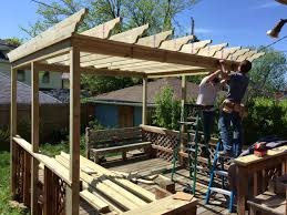 Le toit d'une pergola est composé de lattes et de traverses. Pergola En Bois Utilisations Montage Et Reglementation