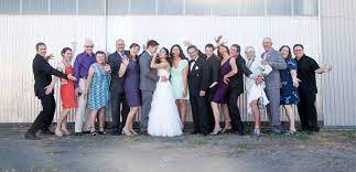 Funny Family Wedding Picture Family Weddingpictures Funny Wholefamily Family Wedding Pictures Family Wedding Wedding Pictures