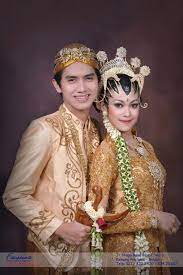 Baju khas madura yang populer serta model baju pengantin modern dalam acara suci model pakaian yang longgar dan terbuka menunjukan karakter yang mempunyai sifat kebebasan dan keternbukaan orang jawa timur namun. Pakaian Adat Jawa By Mahadjatis On Deviantart