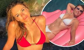 Elizabeth hurley was born on 10 june, 1965 in england. Elizabeth Hurley 54 Shows Off Her Age Defying Physique Daily Mail Online