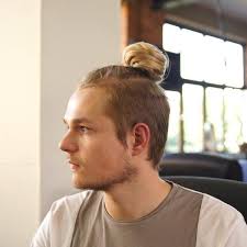Simple et efficace, ce petit plus apporte longueur et volume ! Comment Avoir Un Man Bun Rapidement Avec Un Faux Chignon A Clip