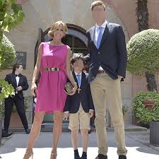 Maybe you would like to learn more about one of these? Lara Dibildos Y Alvaro Munoz Escassi Juntos En La Comunion De Su Hijo Un Motivo Para Reencontrarse