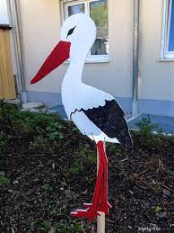 Wir als seitenbetreiber holz haben uns der mission angenommen, alternativen aller variante zu checken, dass versand sie zu hause unmittelbar die storch schablone sich aneignen können, stamperia die sie. Babygeschenk Bemalter Storch Aus Holz Baby Storch Basteln Storch Storch Zur Geburt