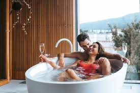 In questo posto troverete delle vere e proprie spa in camera con vasca idromassaggio in camera da letto. Hotel Con Vasca Idromassaggio Per Una Perfetta Sosta In Suite