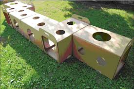 Los juegos de laberintos para niños de 3 a 5 años les ayudarán a no ser tan distraídos ante cualquier elemento o estímulo del exterior y a la vez que hacen algo muy divertido, entrenan capacidades y habilidades que entrarán en juego cuando tengan que aprender. Laberinto Hecho Con Cajas De Carton Juegos Reciclados Para Ninos Juegos Para Ninos Juguetes De Carton