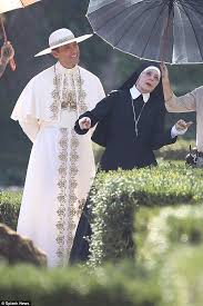 Pin Ot Polzovatelya Debora Pennington Na Doske The Young Pope Dzhud Lou Papy Filmy