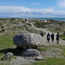 Vi pakker ikke tingene ind i faglige begreber og lange forklaringer, men vi tilstræber at være direkte. Drachmanns Grav Poet Holger Drachmann S Grave Modern Stone Circle Etc The Megalithic Portal And Megalith Map