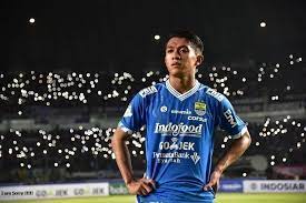 Febri hariyadi (born 19 february 1996) is an indonesian professional footballer who plays as a winger for liga 1 club persib bandung and the indonesia national team. Video Pemain Persib Febri Hariyadi Berlatih Mandiri Di Hutan Bagaimana Dengan Pemain Lain Pikiran Rakyat Com