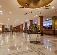 Hotellet erbjuder en takterrass med bar och utsikt över staden. Midtown Manhattan Hotels Official Site Hotel Penn