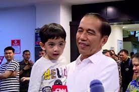 Jan ethes yang beberapa kali terlihat menemani sang kakek ini lahir pada 10 maret 2016. Selamat Ulang Tahun Jan Ethes
