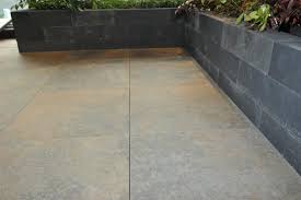 klusidee creeer een sfeervolle tuin door gebruik te maken van multicolor keramische tegels optimaal genieten en vuilwerend tuintegels tegels tuin