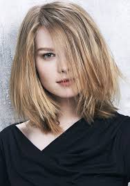 A Nous La Coupe Degradee Cheveux Blonds Fonces Coupe De Cheveux Cheveux Mi Long