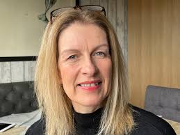 Alison Hobson (@97312d26e7b7447)