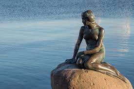 Méconnue, la cuisine danoise et ses saveurs d'une grande finesse vous seront aimablement présentée et expliquée par peter thulstrup et la charmante équipe de la petite sirène de copenhague. La Petite Sirene Petite Statue Et Grand Symbole Danois