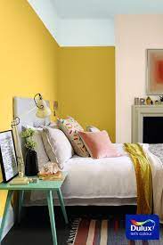 this yellow decor inspiration will have you feeling like it s summer all year round wall yellow wal slaapkamer okergeel slaapkamer geel interieur woonkamer