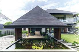 Kamu bisa berdiri di tengah kolam melalui jembatan tersebut. Buat Rumah Sejuk Ini 12 Inspirasi Desain Kolam Ikan Casaindonesia Com Line Today