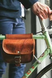 Doppelt So Schon Sabine S Verzaubert Uns Gleich Mit Zwei Zusammenhangenden Taschen Fur Die Fahrradstange Das Access Gusti Leder Fahrradtasche Leder Fahrrad