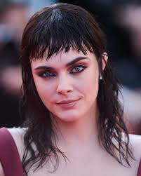 El premio al mejor beauty look de Cannes es para... ¡Cara Delevingne! La  modelo deslumbró en la alfombra roja del festival de cine con un combo  ganador: smokey eye y wet look.