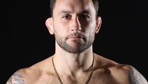 Il coach di Frankie Edgar: "McGregor, smetti di scappare!"