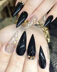 Si ves divide las uñas en tres partes e incluye tres motivos distintos. Sencillas Diseno De Unas Negras Con Dorado Nail Art