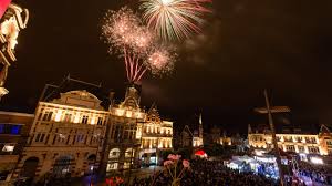 Les chevaux entrent en piste sous les feux des projecteurs. Bethunois Bruaysis Ou Voir Un Feu D Artifice Les 13 Et 14 Juillet