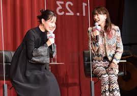 仲里依紗の私服 戸田恵梨香さんとともに出演された、映画「母性」公開直前イベントで着用された衣装です。ジグザグ模様が入ったパンツとジャケットを着用されています。  - 芸能人の私服 衣装まとめ - Woomy