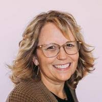 Linda Beale's Instagram, Twitter & Facebook